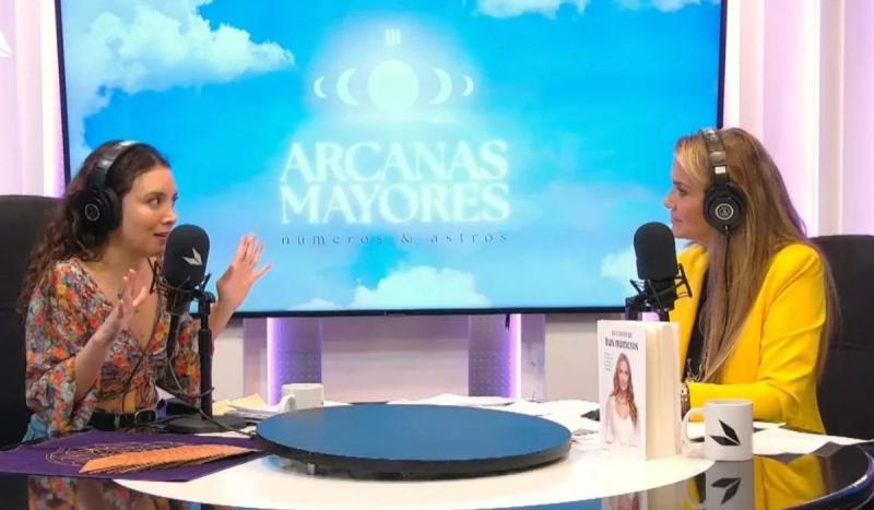 Kenita Larraín y Romina Norambuena entregando tips para el periodo Marte en Cáncer en su podcast "Arcanas Mayores"