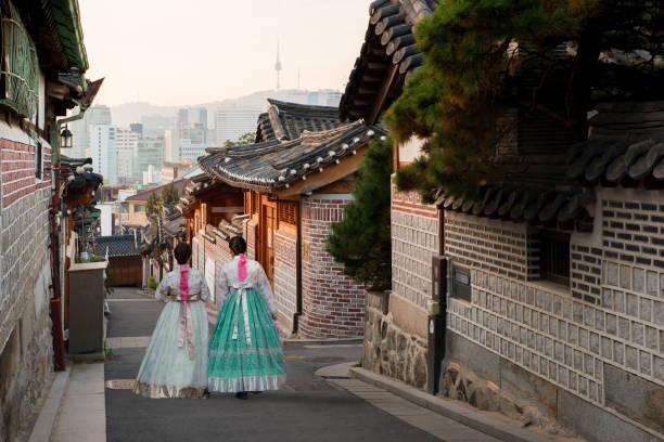 Jóvenes usando hanbok en Corea del Sur.