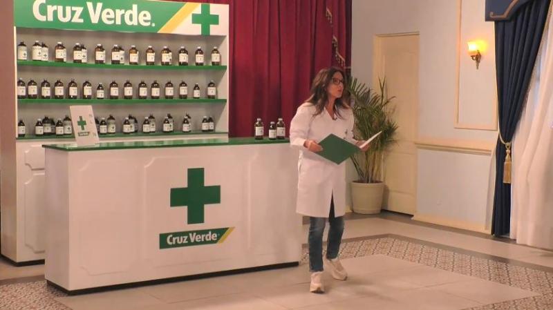Karla Constant en actividad con Cruz Verde en Ganar o Servir