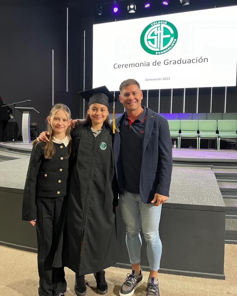 Pancho Rodríguez en la graduación de Pascal, junto a Rafaella