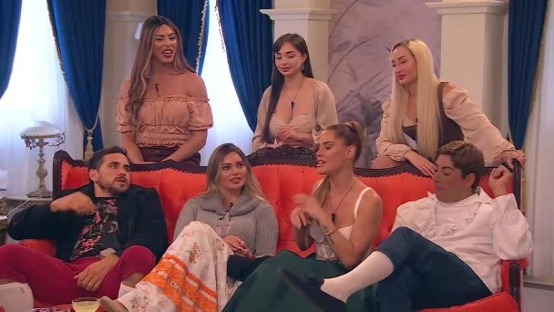 Algunas de las favoritas de Raimundo, escuchando su respuesta.