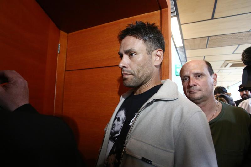 Así salió Claudio Valdivia tras la formalización de su hermano Jorge en el Centro de Justicia