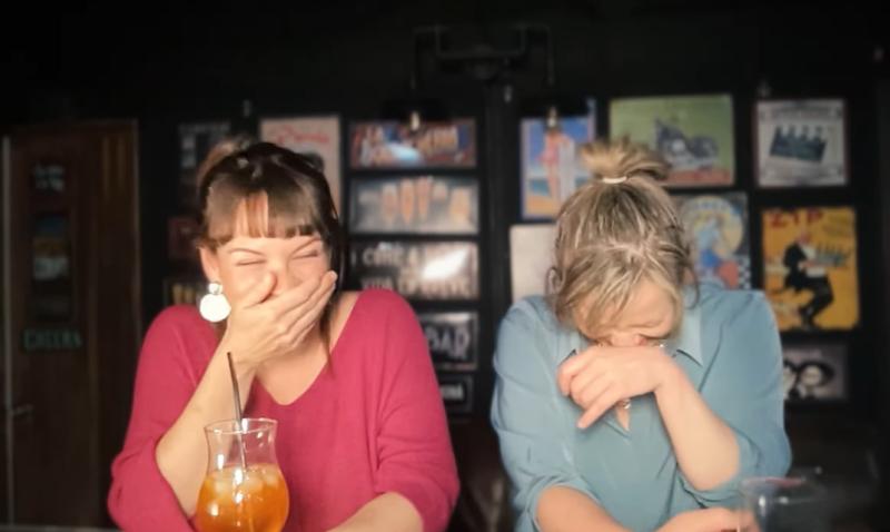 Claudia Conserva y su hermana no aguantaron la risa tras recordar el fallecimiento de su abuelo.