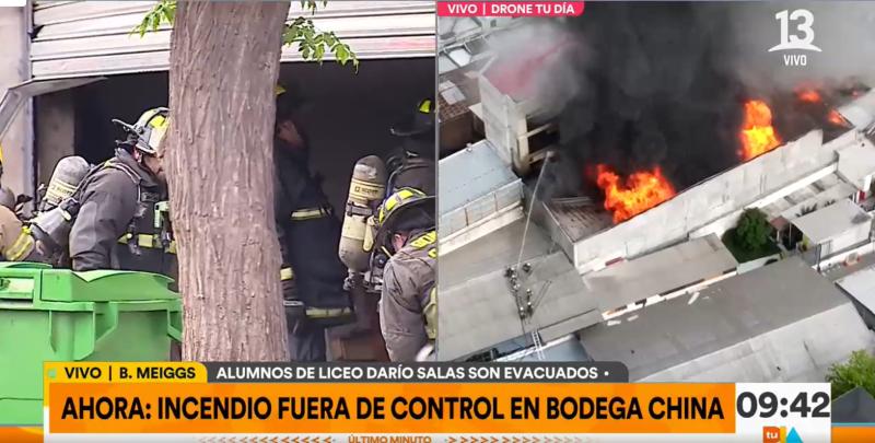 Bomberos trabaja en un nuevo incendio fuera de control en Barrio Meiggs