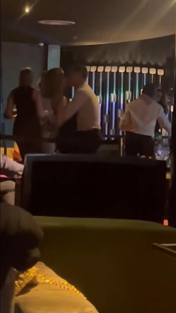 Peka Parra dándose un beso con misterioso hombre