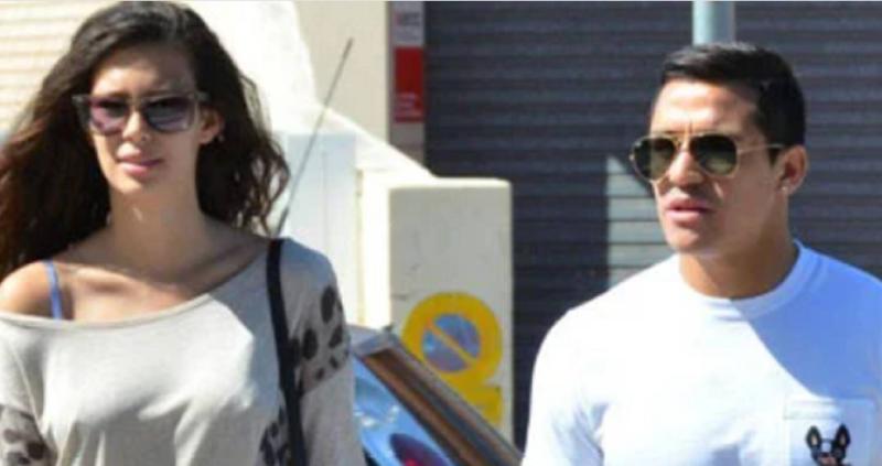 Michelle Carvalho fue captada junto a Alexis Sánchez cuando el jugador pertenecía al FC Barcelona.