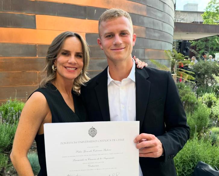 Diana Bolocco en la licenciatura de su hijo Pedro Cisternas.