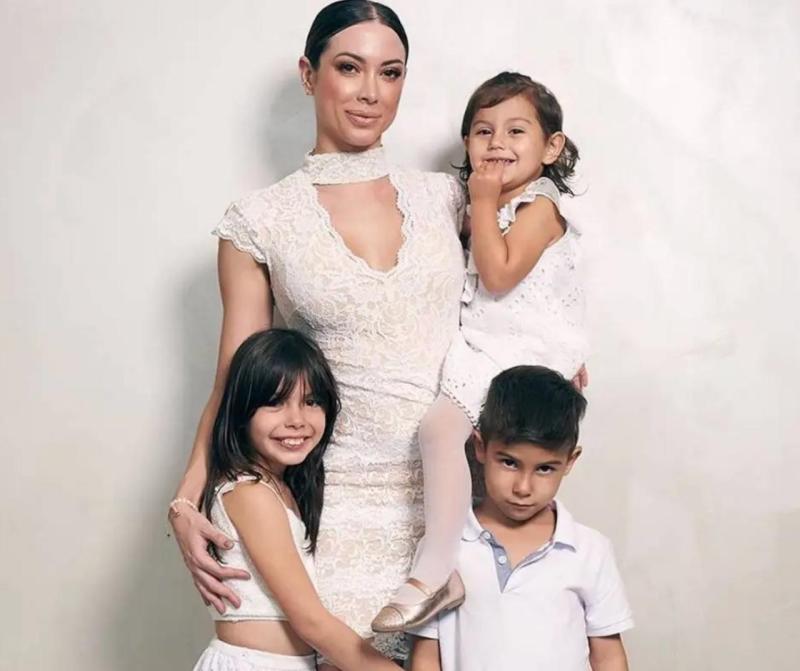 Daniela Colett y sus hijos.