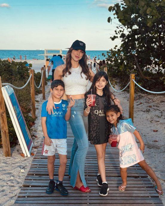 Daniela Colett y sus hijos.