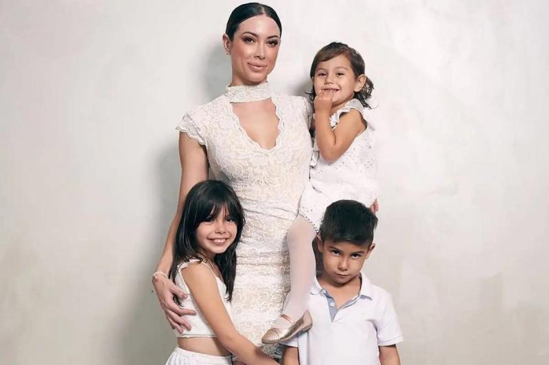 Daniela Colett y sus hijos.