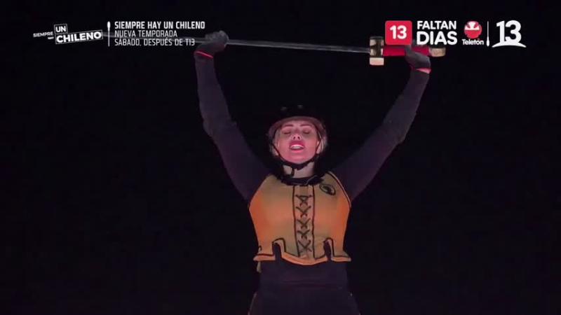 Faloon levantando la espada tras victoria ante Daniela Colett.