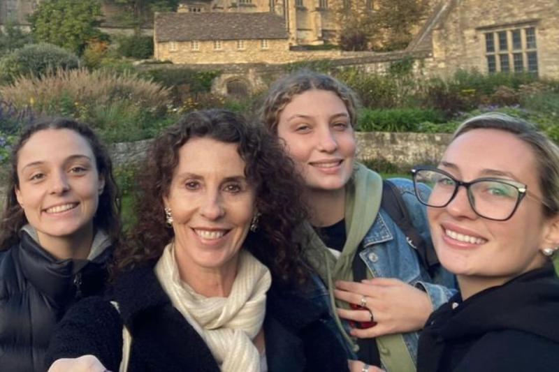 Fran Maira junto a su madre y hermanas - Créditos: Instagram