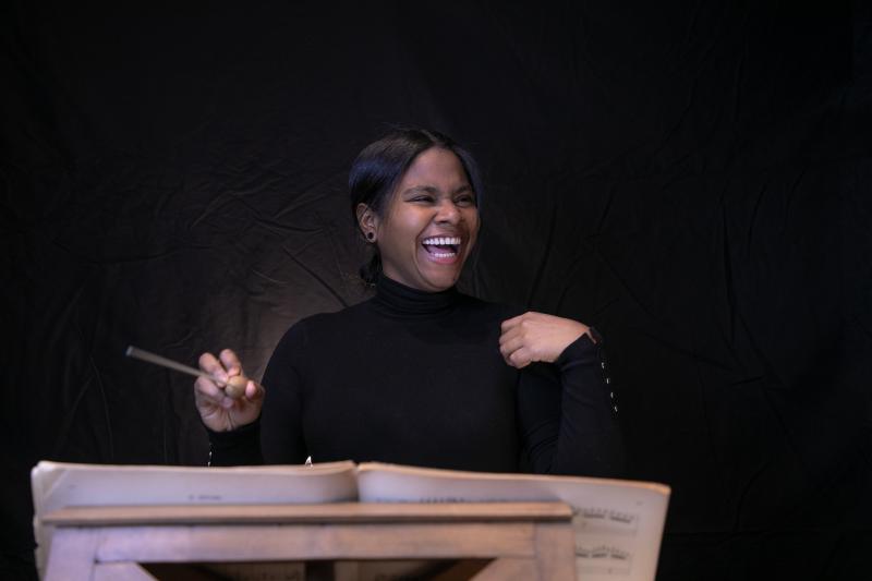 Por primera vez en Chile: Glass Marcano llega a dirigir la Orquesta Sinfónica de la UdeC