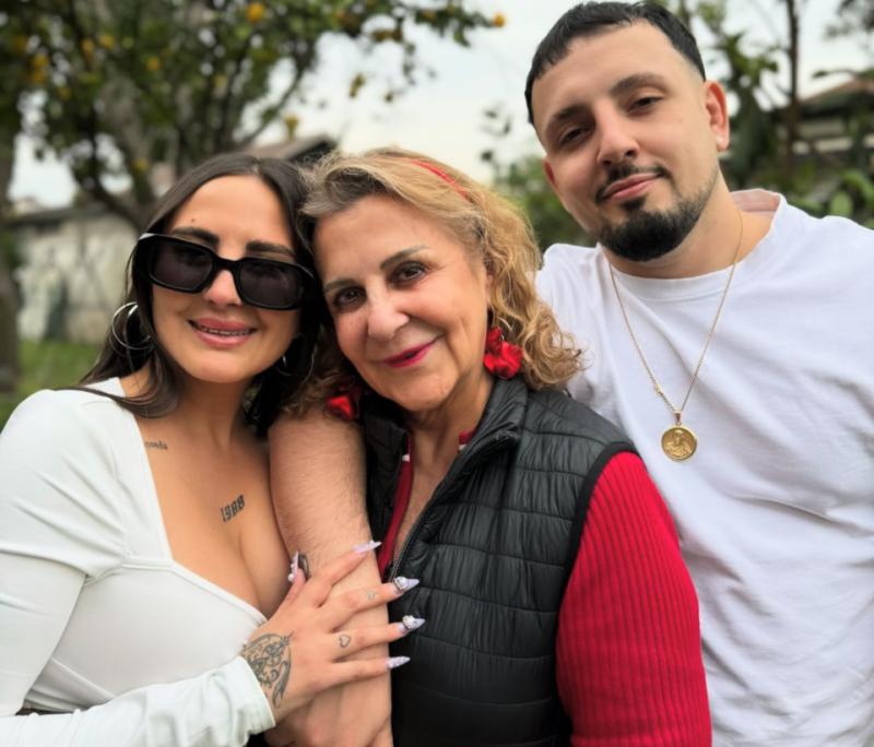 Blue Mary junto a su hermano y mamá - Instagram