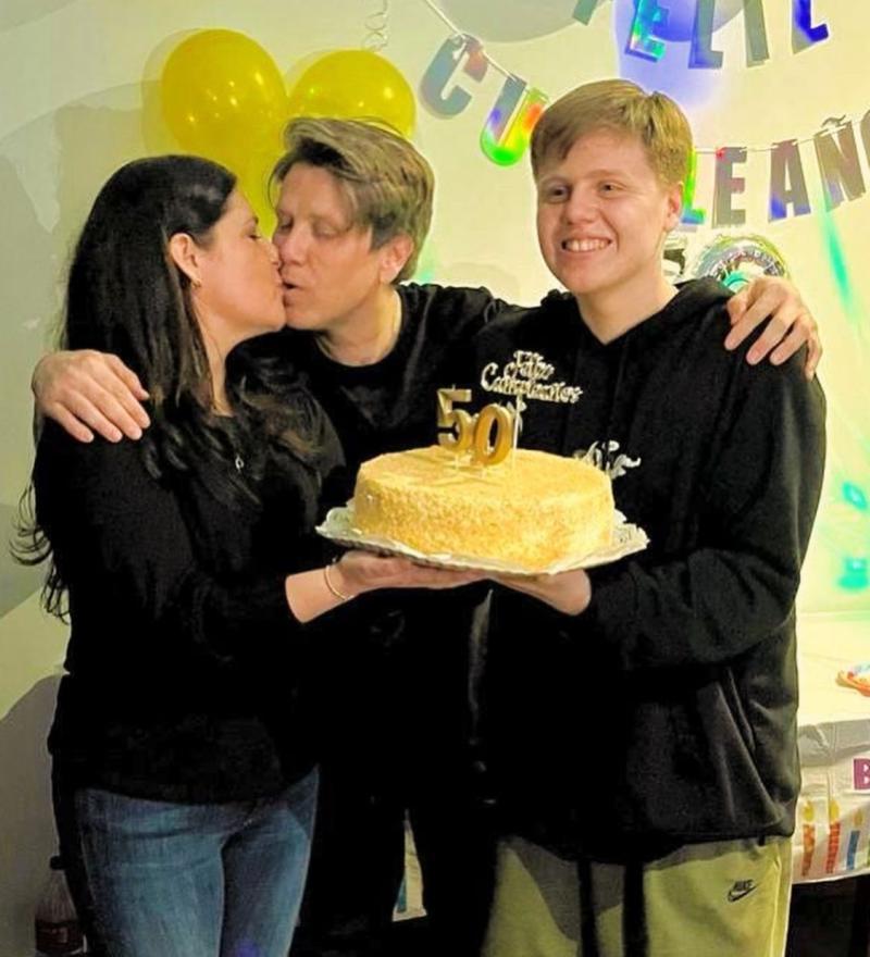 Andrés de León celebrando su cumpleaños junto a su esposa e hijo - Instagram
