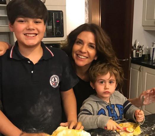 Karla Constant y sus hijos.