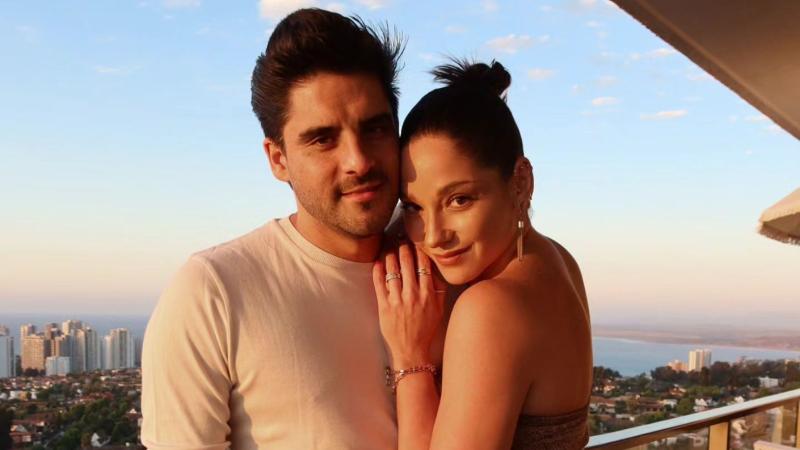 Kel Calderón junto a su pareja