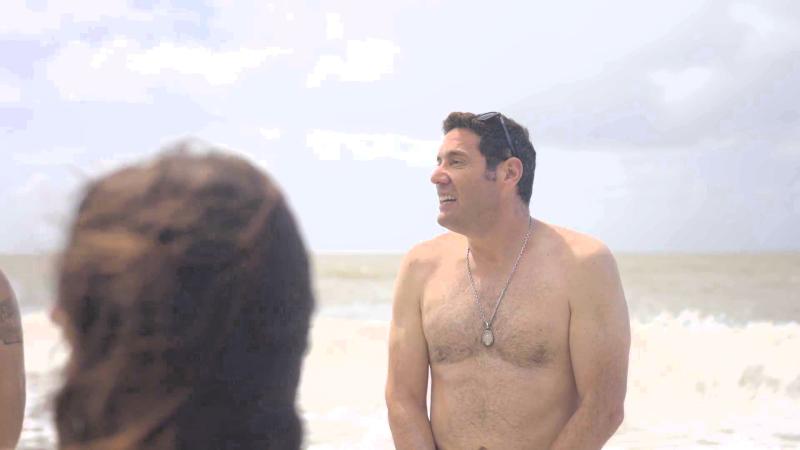 Socios por el mundo en una playa nudista en Australia