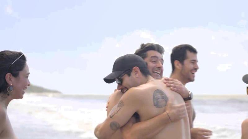Jorge Zabaleta y Pancho Saavedra se encontraron con un grupo de chilenos en playa nudista. (Socios por el Mundo 3)