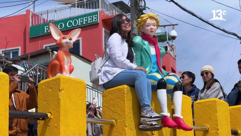 Joven mujer en monumento dedicado a "El Principito" en Busan, Corea del Sur.