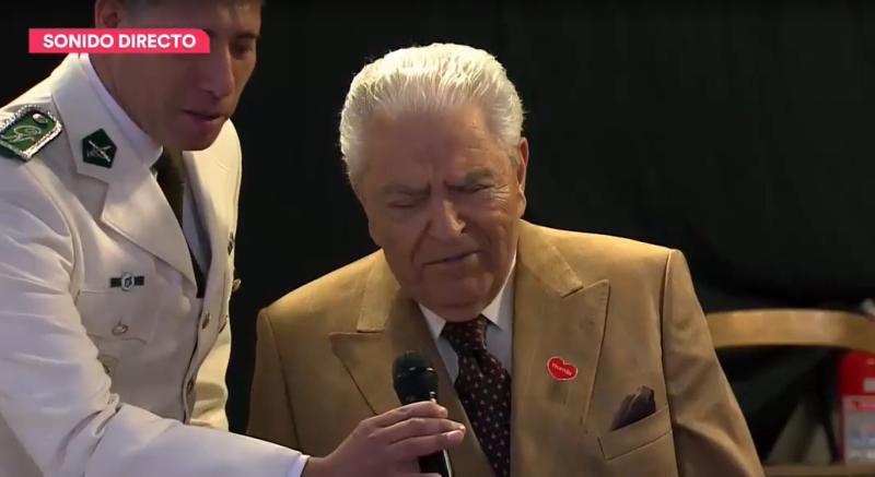 Don Francisco se luce cantando con el Orfeón Nacional de Carabineros