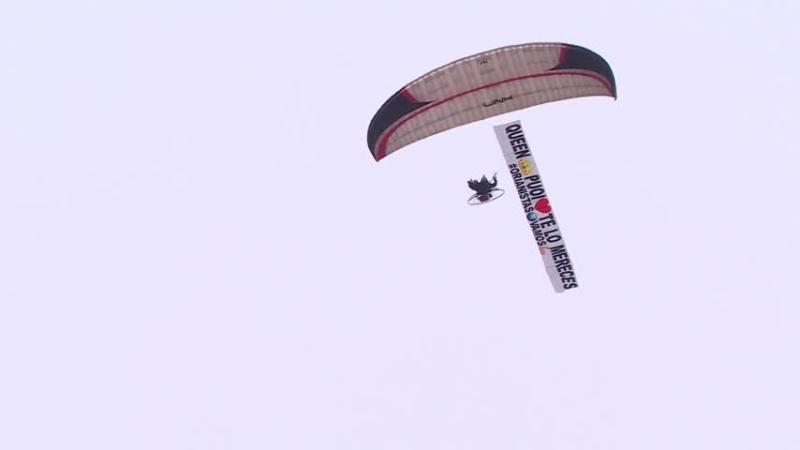 El avión con los saludos para Oriana que despertó las irónicas críticas de Faloon.