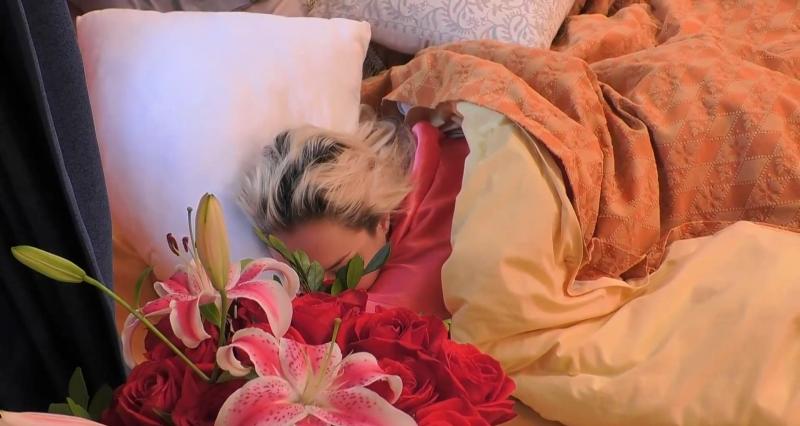 Fran duerme mientras Oriana y los demás hablan de ella