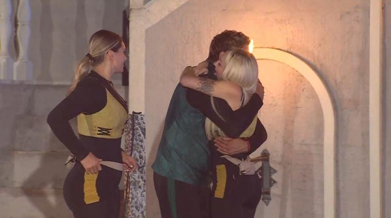 Fran Maira abraza a Botota y le cede su lugar