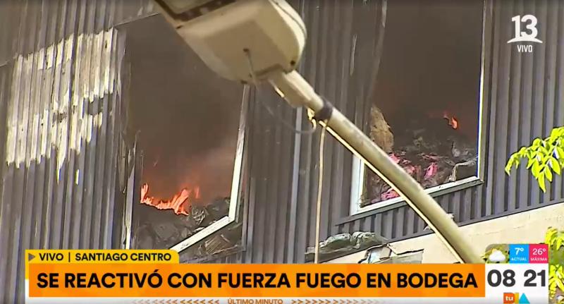 Bomberos trabaja en controlar la reactivación del incendio en bodega cercana al Barrio Meiggs