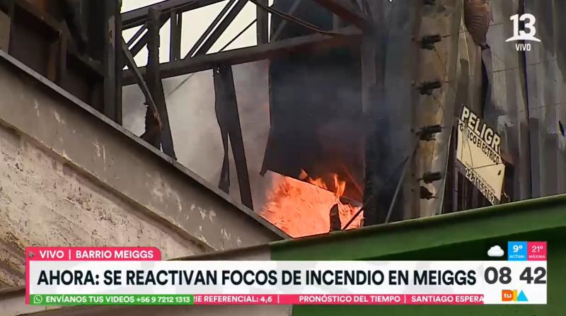 Continúa la emergencia: focos de incendio en Barrio Meiggs se reactivan por la presencia de viento