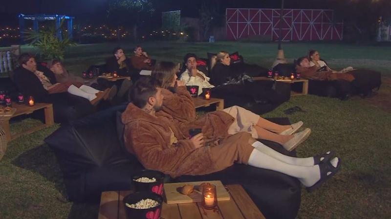 Participantes miran la película de Ganar o Servir