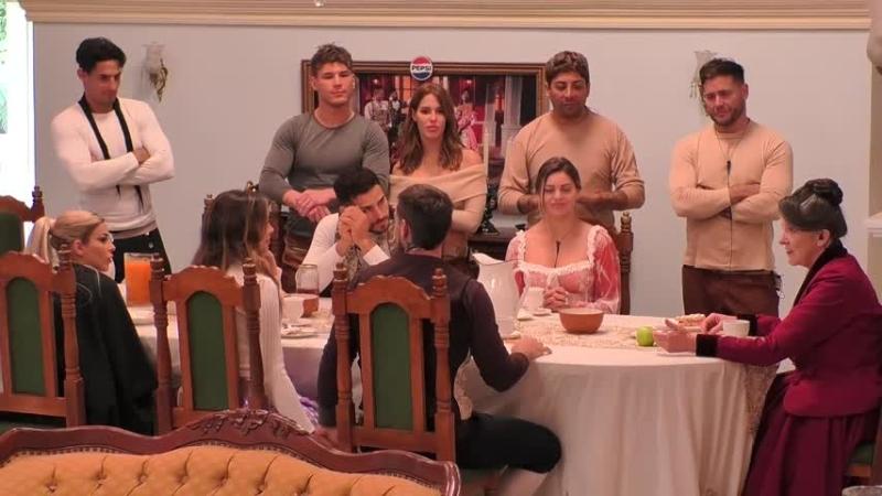 Amanda del Villar reunió a señores y sirvientes tras el desayuno.