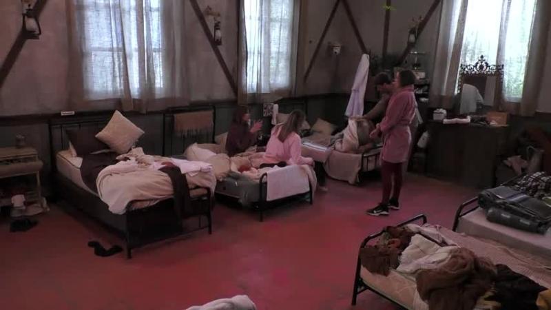 El diálogo en el dormitorio de los sirvientes era distendido hasta que Pancho se despertó