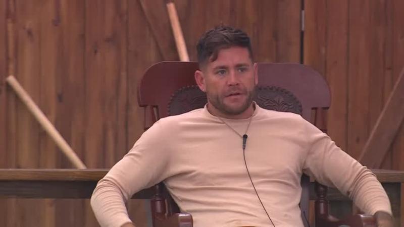 Pancho Rodríguez se retiró al patio para evitar hablar en grupo sobre sus diferencias con Gala.