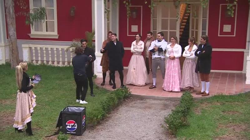 Un delivery con "comida del presente" sorprendió a la casona de Ganar o Servir.