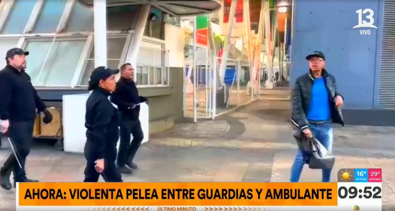 Captan violenta pelea entre guardias municipales y un vendedor ambulante en Estación Central