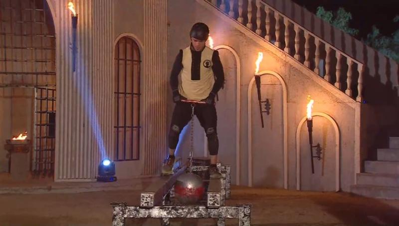 Rai llevando la bola de 50 kilos