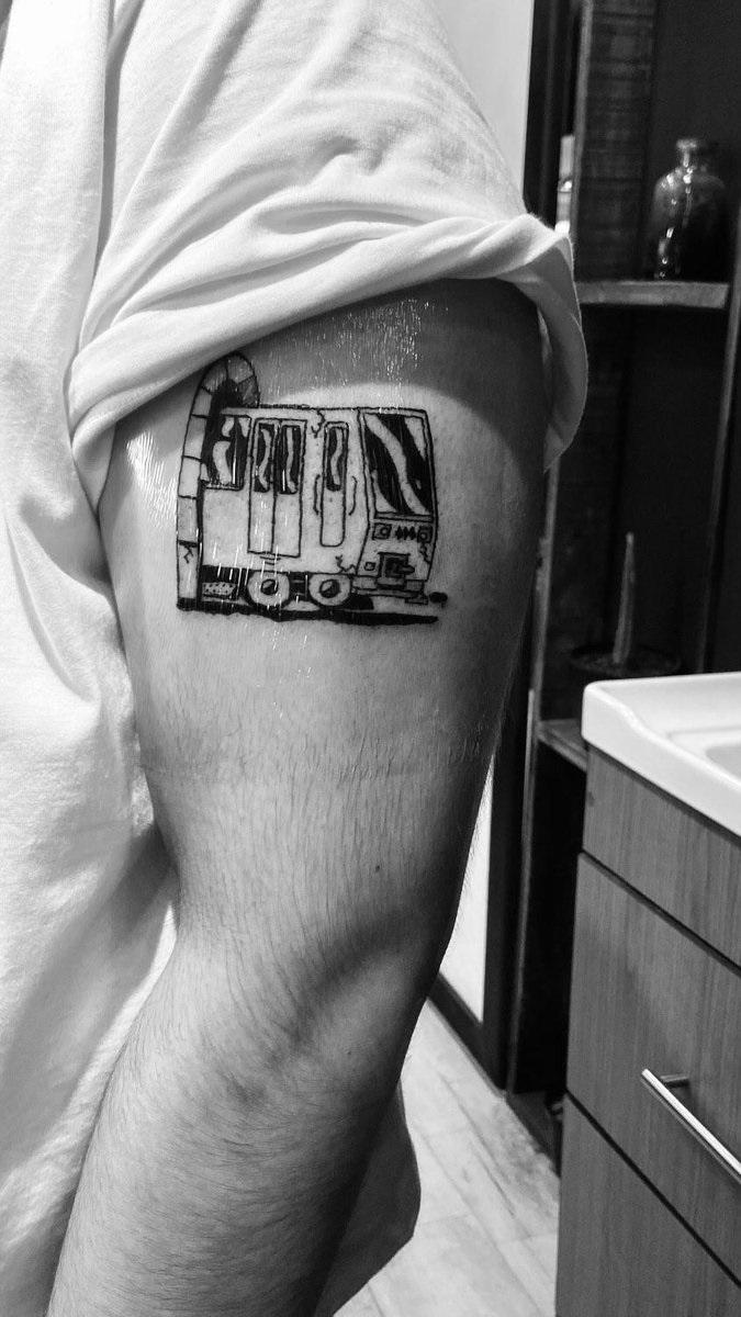 Rancagüino sorprende al tatuarse un antiguo tren del Metro de Santiago