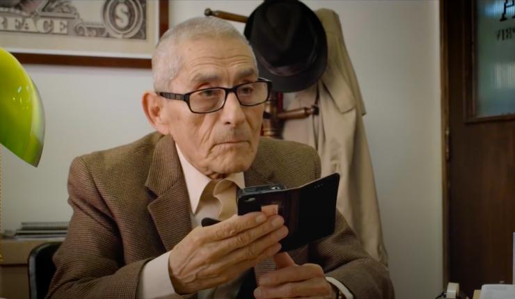 La nueva serie estadounidense "Un hombre infiltrado" se basa en el documental chileno "El Agente Topo"