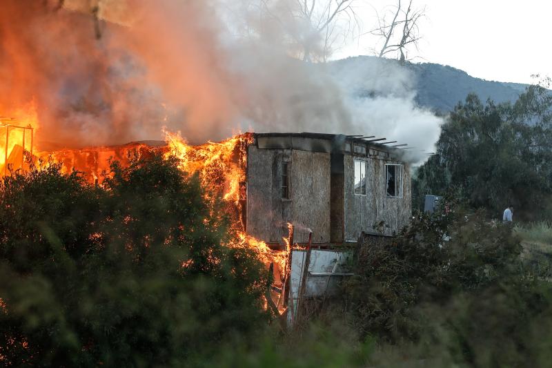Gigantesco incendio afecta al "Campamento Dignidad" en La Florida