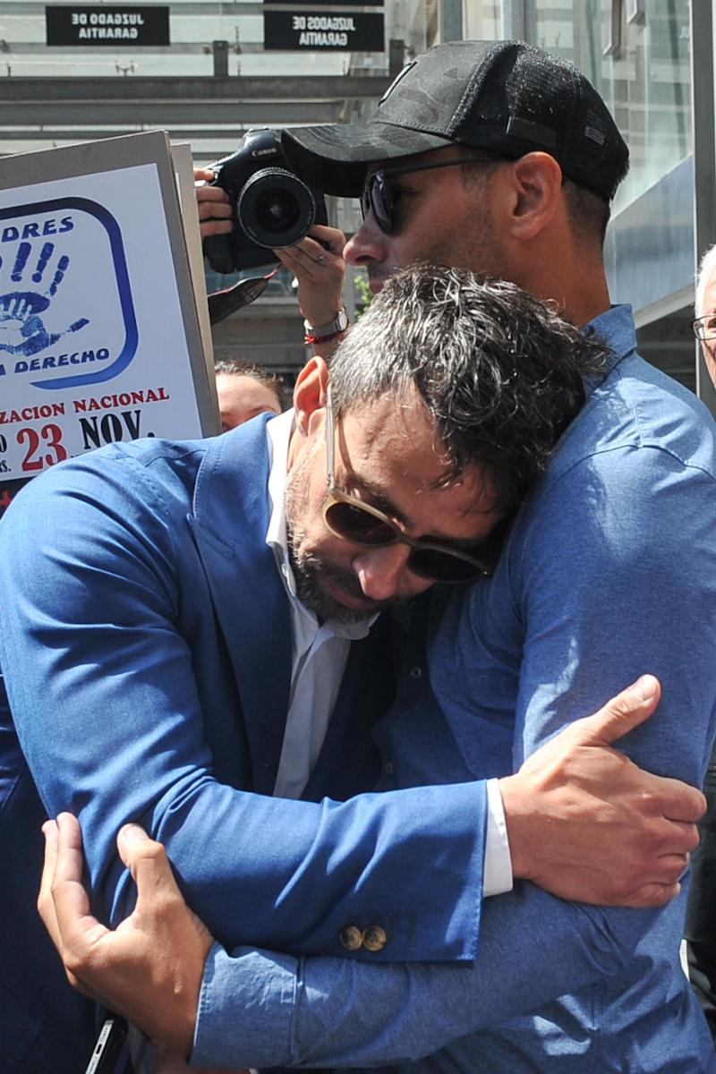 Jorge Valdivia junto a su hermano Claudio en medio de su reformalización. (Agencia Uno)