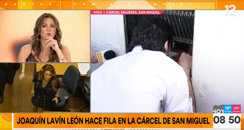 Joaquín Lavín Jr haciendo el trámite de enrolamiento en la cárcel de mujeres de San Miguel