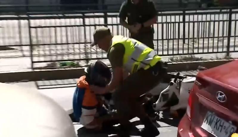 Motociclista intentó evadir fiscalización en San Ramón: arriesgada maniobra de Carabineros impidió su fuga