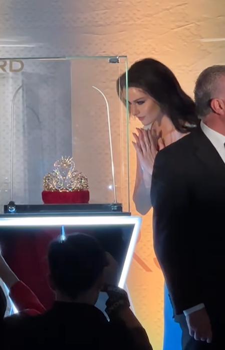 El emotivo gesto de Emilia Dides junto a la corona del Miss Universo.