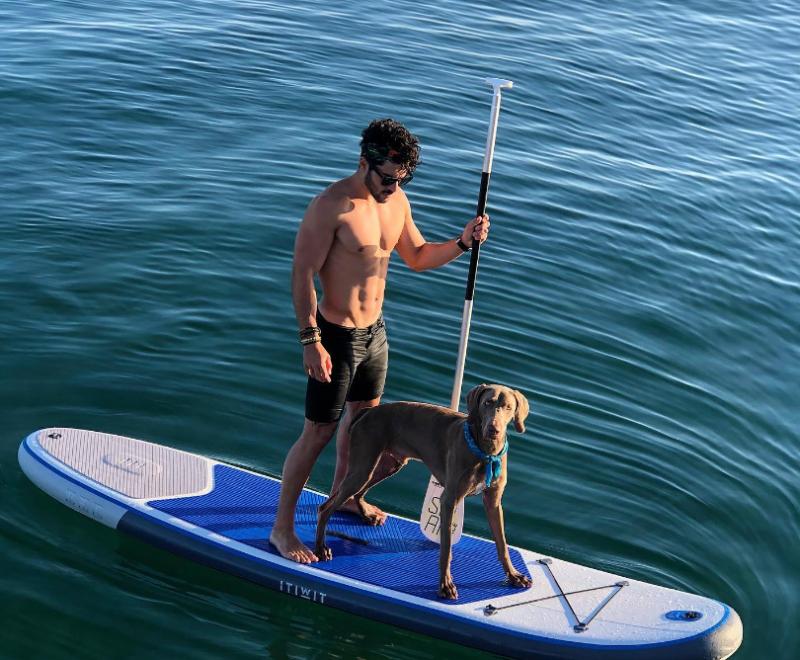 Uno de los registros de Josué Bernal realizando Paddle Surf junto a su mascota.