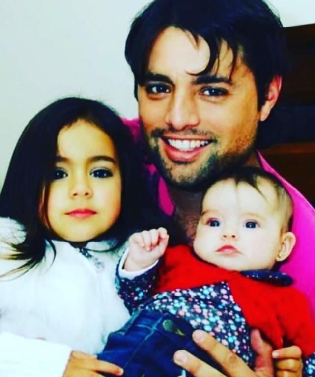 Daniel Valenzuela junto a su dos hijas, Eloísa y Alondra.