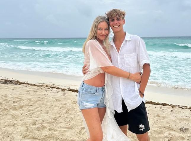 Hijo de Rafael Araneda y Marcela Vacarezza.