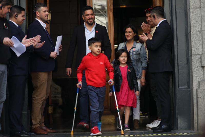 Chris Lindsay, niño embajador de Teletón 2024, y su familia