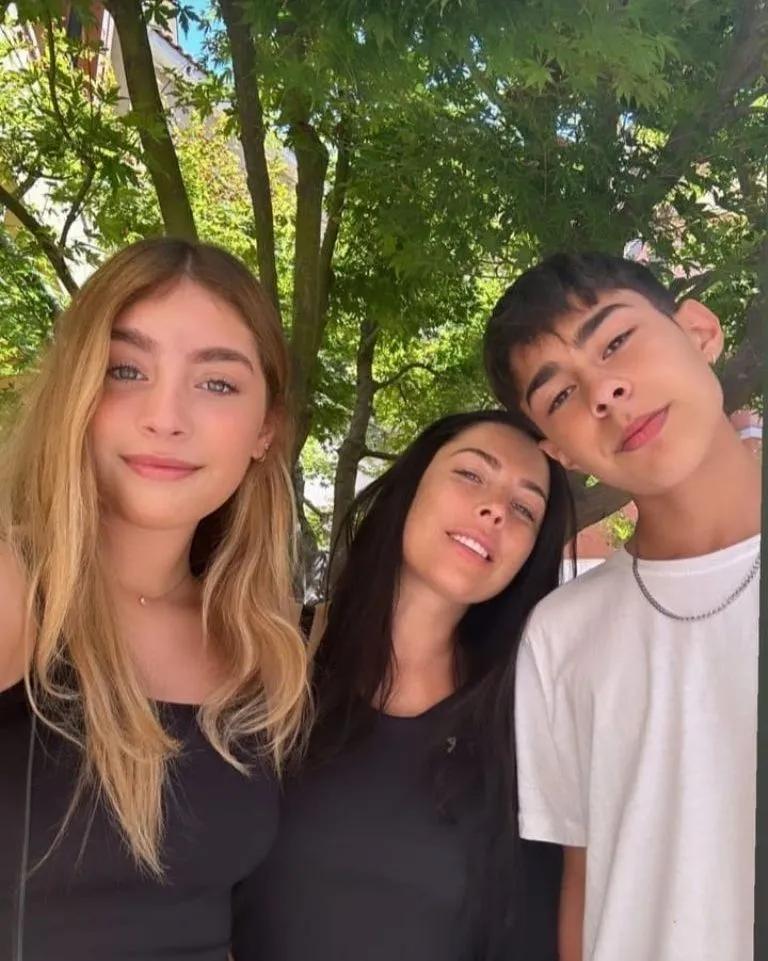 Daniela Aránguiz y sus hijos.