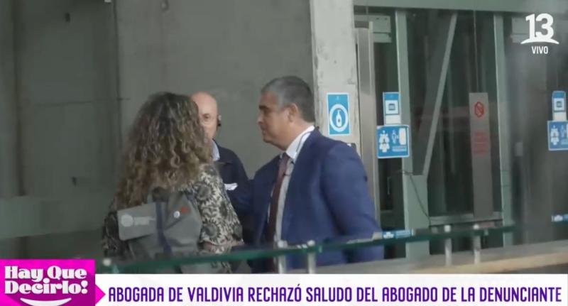 Abogada de Jorge Valdivia evita saludo con Juan Pablo Hermosilla